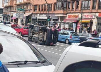 Vehículo volcado en Vía Roma./ E.A.