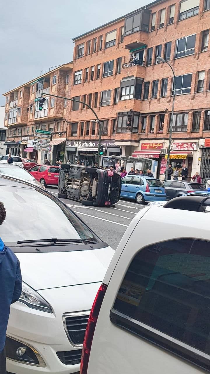Vehículo volcado en Vía Roma./ E.A.