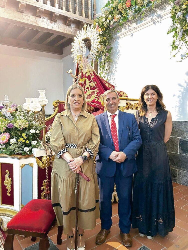 “Es una fiesta emotiva, singular y única. Todo es original y muy nuestro” 1 Mª Ángeles Herrero, izquierda, con José Luis Sanz Merino y la delegada de la Junta, Raquel Alonso en 2025.