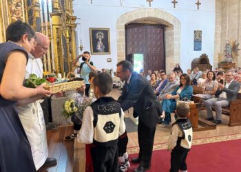 Momento de la entrega de las ofrendas por parte de varios niños en el Santuario de La Fuencisla./ AYUNTAMIENTO