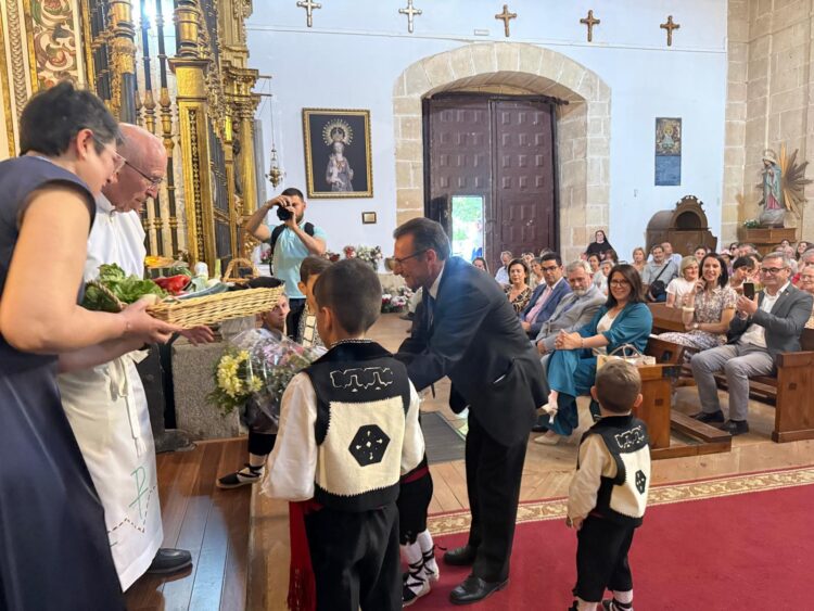 La ofrenda de flores y frutos pone el punto final al Día de la Tierra 1 Momento de la entrega de las ofrendas por parte de varios niños en el Santuario de La Fuencisla./ AYUNTAMIENTO