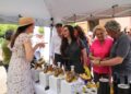 Los representantes instuticionales, durante su visita al mercado agrorrural sostenible./ FEMUR