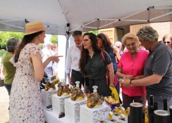 Los representantes instuticionales, durante su visita al mercado agrorrural sostenible./ FEMUR