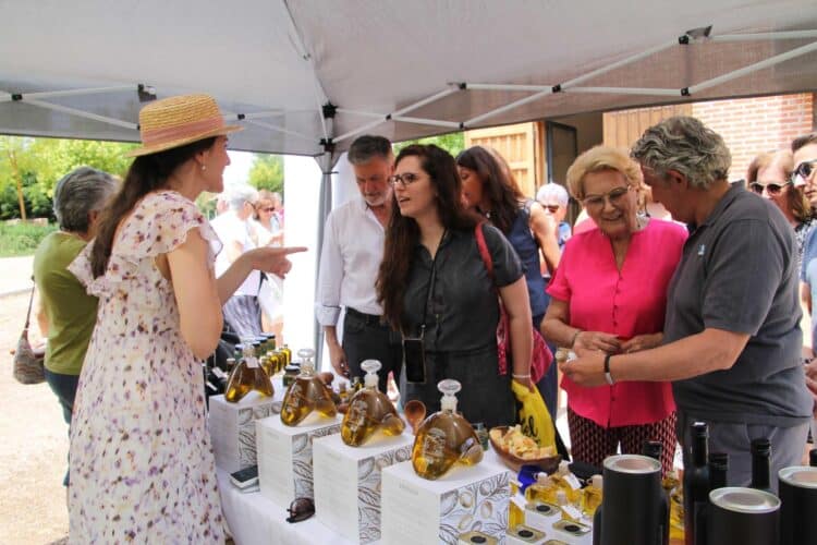 ‘Mujeres rurales en acción’ reúne a representantes de cuatro autonomías 1 Los representantes instuticionales, durante su visita al mercado agrorrural sostenible./ FEMUR