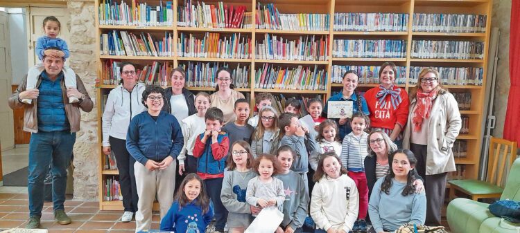 La autora, junto a varios niños que acudieron a la presentación./ L. MATARRANZ