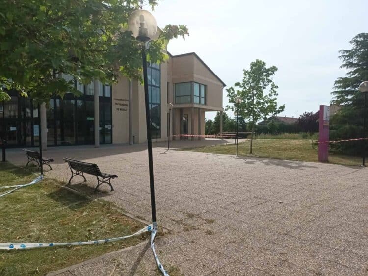 Instalaciones del Conservatorio, con los jardines cerrados. / J.M.