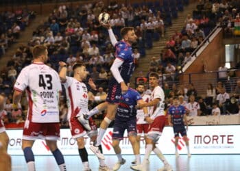 Lanzamiento de David Fernández en un instante de partido entre BM Nava y Logroño./ALBERTO SALAZAR