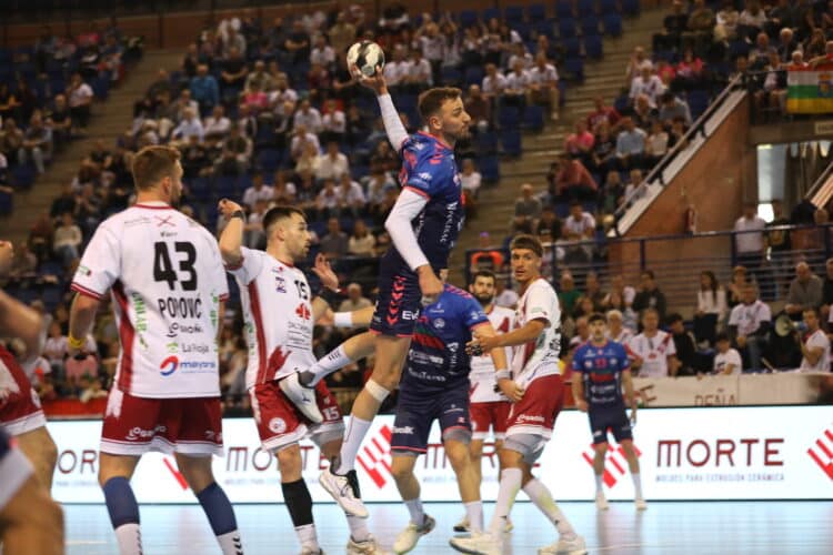 Lanzamiento de David Fernández en un instante de partido entre BM Nava y Logroño./ALBERTO SALAZAR