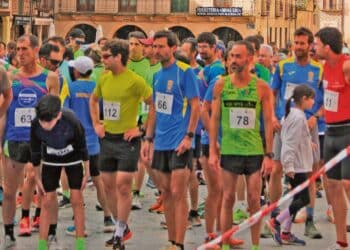 Atletas preparados para tomar la salida./ E.A.