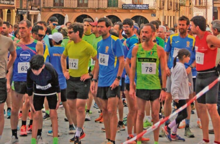 Atletas preparados para tomar la salida./ E.A.