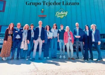 Integrantes del Grupo Tejedor Lázaro, con la certificación./ GRUPO TEJEDOR