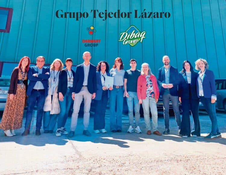 Integrantes del Grupo Tejedor Lázaro, con la certificación./ GRUPO TEJEDOR