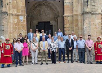 Los participantes en la asamblea de la Comunidad de Villa y Tierra, en la plaza del Trigo de Sepúlveda./ E.A.