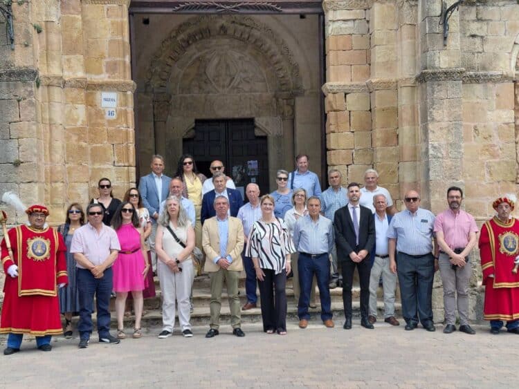 La Comunidad de Villa y Tierra de Sepúlveda celebra su asamblea 1 Los participantes en la asamblea de la Comunidad de Villa y Tierra, en la plaza del Trigo de Sepúlveda./ E.A.