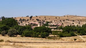 Valdeprados se asienta sobre terrenos con suaves ondulaciones.
