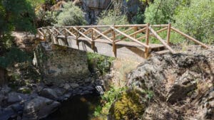 El “puente de los enamorados” forma parte de una ruta de senderismo en los alrededores de Valdeprados.