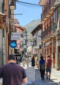 Las vías principales del pueblo tienen el suelo adoquinado.
