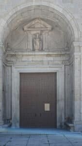 Puerta principal de la iglesia de San Eutropio.