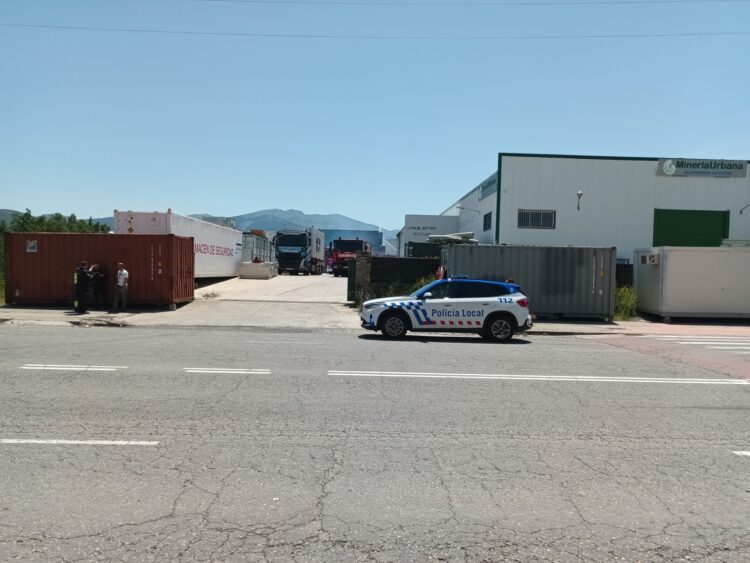 Nave afectada por el incendio.