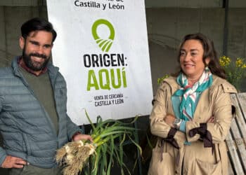 María González visita la explotación, en Cuelgamures, de uno de los primeros inscritos.