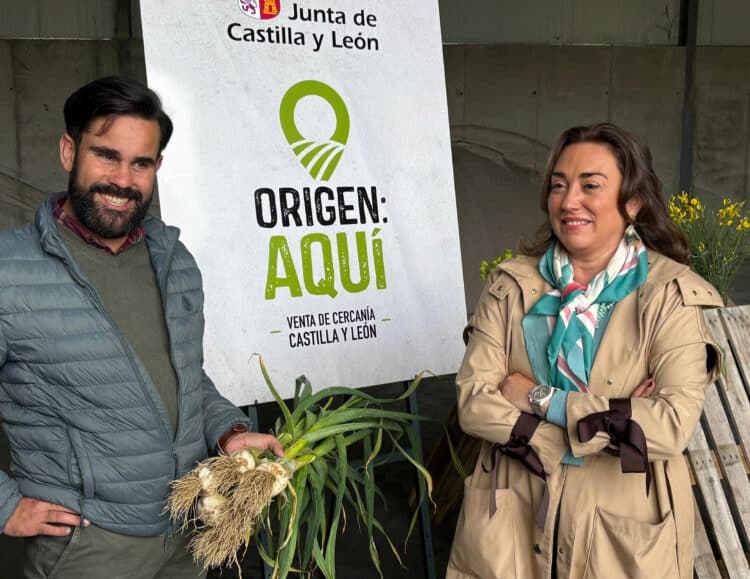 María González visita la explotación, en Cuelgamures, de uno de los primeros inscritos.