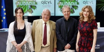 El Consejero de Cultura presenta la temporada 2026-2027 de la OSCyL junto a su director titular, Thierry Fischer. / Miriam Chacón