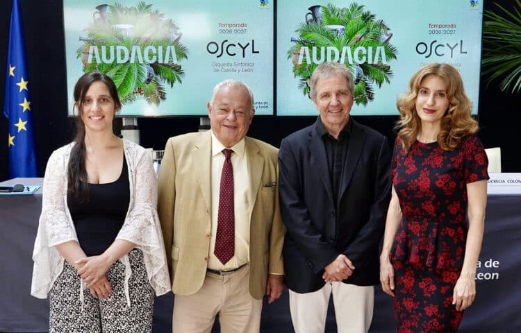 La OSCyL revisará las primeras sinfonías de Haydn y Mozart 1 El Consejero de Cultura presenta la temporada 2026-2027 de la OSCyL junto a su director titular, Thierry Fischer. / Miriam Chacón