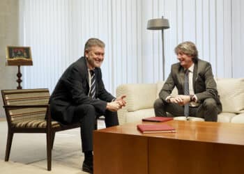 El Presidente de la Cortes acaba la ronda de contactos reuniéndose con los portavoces de los grupos socialista y popular. / Miriam Chacón