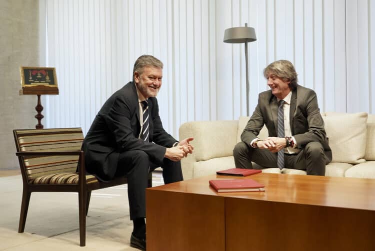 El Presidente de la Cortes acaba la ronda de contactos reuniéndose con los portavoces de los grupos socialista y popular. / Miriam Chacón