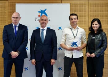 El Director territorial Caixabank, el Viceconsejero de Economía y la Directora de Comunicación de Enisa posan con el CEO de la empresa. / Miriam Chacón