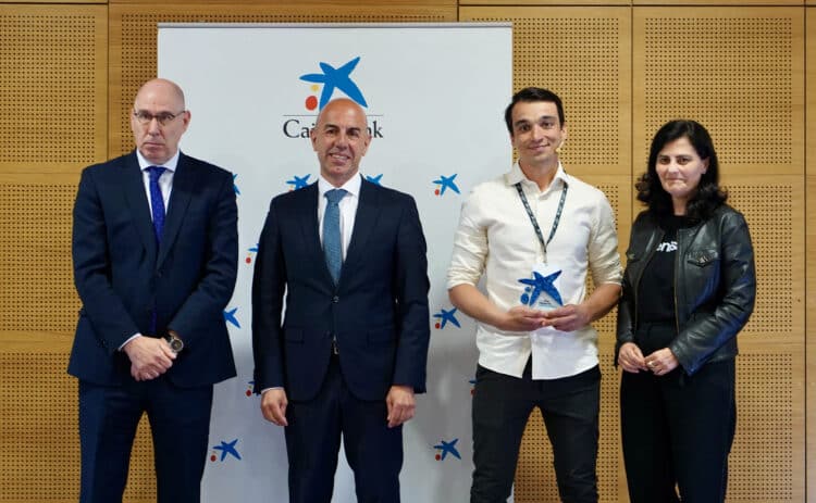 El Director territorial Caixabank, el Viceconsejero de Economía y la Directora de Comunicación de Enisa posan con el CEO de la empresa. / Miriam Chacón