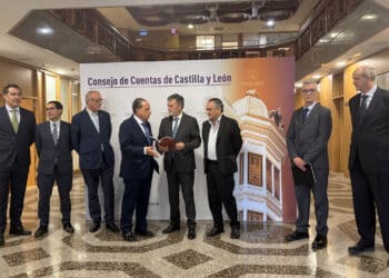 Francisco Vázquez visita la institución por primera vez como presidente de la Cámara.