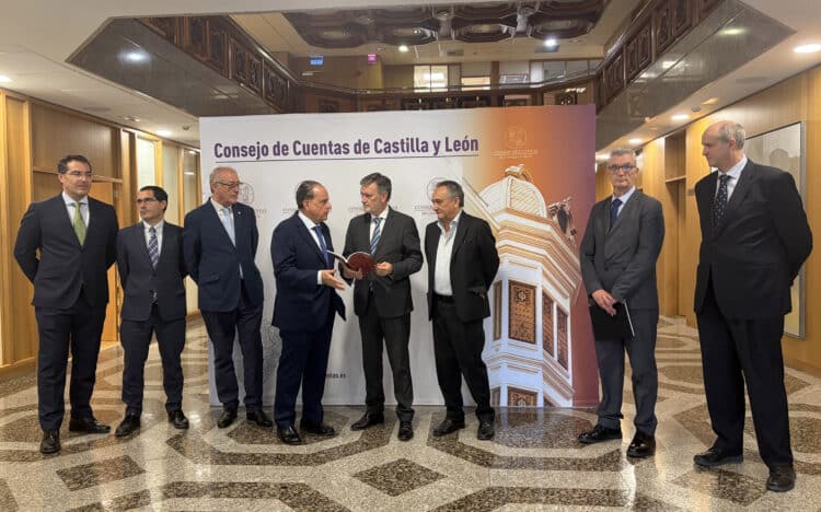 Francisco Vázquez visita la institución por primera vez como presidente de la Cámara.