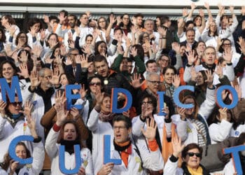 Movilización de médicos, que convocan paros de una semana de duración todos los meses. / Juan Lázaro