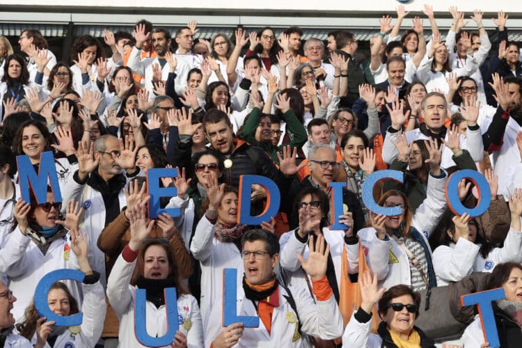 Movilización de médicos, que convocan paros de una semana de duración todos los meses. / Juan Lázaro