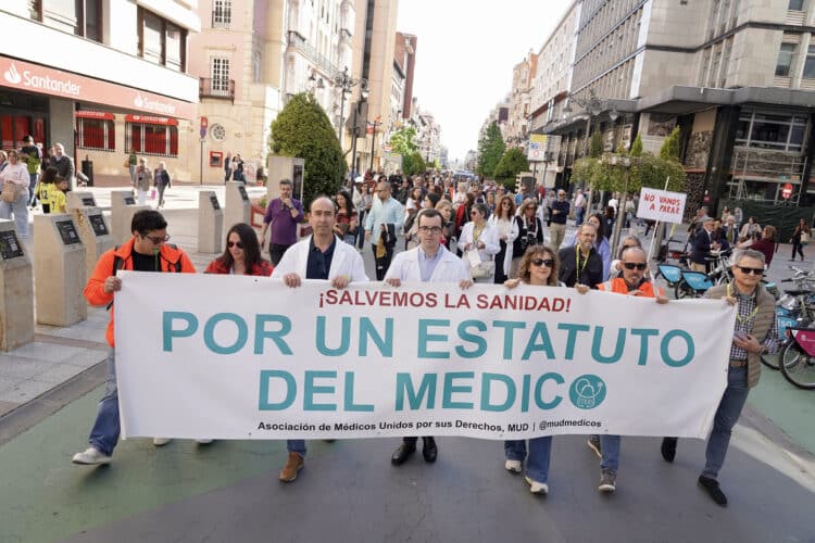 La Asociación de Médicos Unidos por sus Derechos (MUD) se moviliza en León. / Carlos S. Campillo