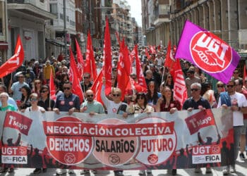 La afluencia fue de unas 15.000 personas según los sindicatos y de algo más de 8.200 según la Delegación del Gobierno. / Brágimo