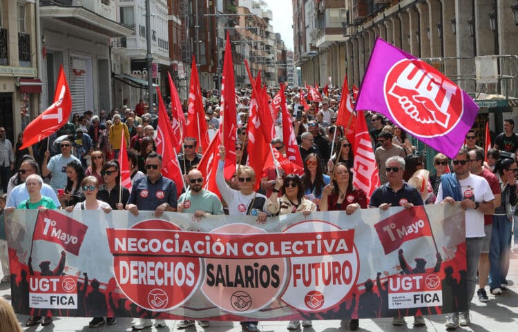 La afluencia fue de unas 15.000 personas según los sindicatos y de algo más de 8.200 según la Delegación del Gobierno. / Brágimo