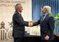 El delegado del Gobierno en la Comunidad, Nicanor Sen, hace entrega de la medalla.