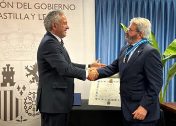El delegado del Gobierno en la Comunidad, Nicanor Sen, hace entrega de la medalla.