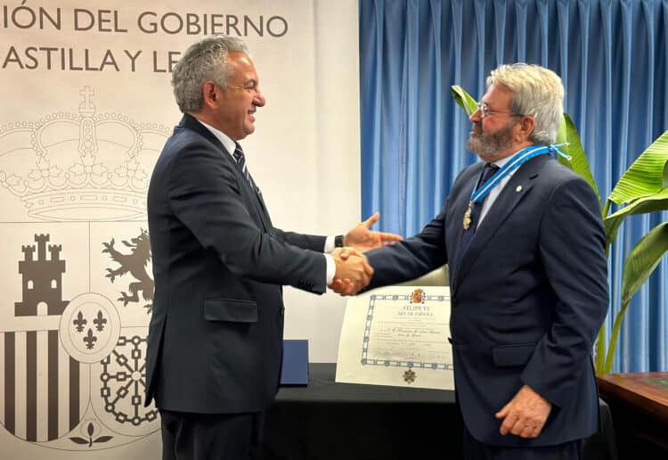 El delegado del Gobierno en la Comunidad, Nicanor Sen, hace entrega de la medalla.