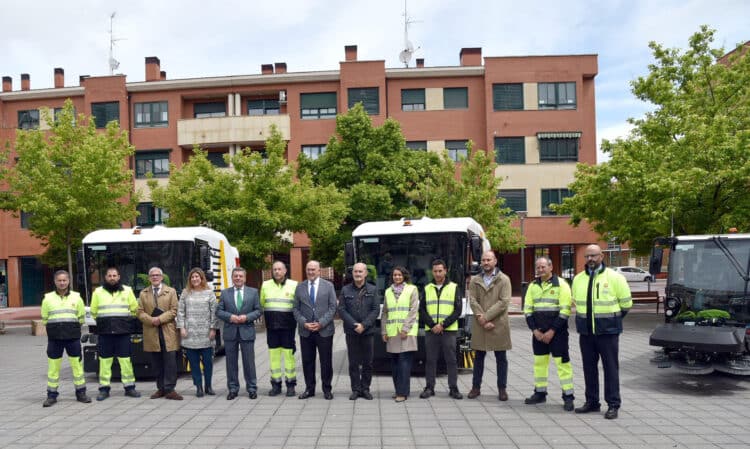 La ciudad de Valladolid estrena tres máquinas barredoras y una baldeadora.