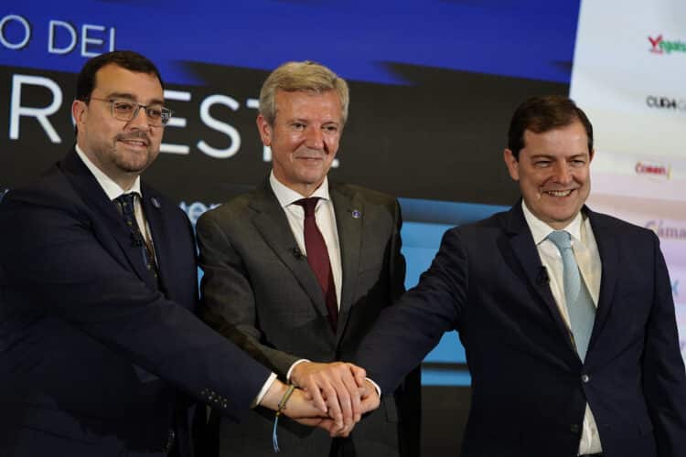Reunión, hoy en Oviedo, de los presidentes de Asturias, Galicia y Castilla y León. / Paco Paredes
