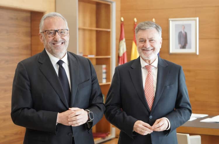 El portavoz de Vox y el presidente de las Cortes, Francisco Vázquez, que también se ha reunido con Soria Ya, Por Ávila y UPL. / Rubén Cacho