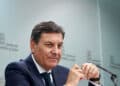 El consejero de Economía y Hacienda y portavoz, Carlos Fernández Carriedo, comparece en la rueda de prensa posterior al Consejo de Gobierno. / Miriam Chacón