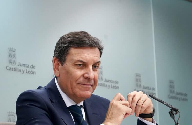 El consejero de Economía y Hacienda y portavoz, Carlos Fernández Carriedo, comparece en la rueda de prensa posterior al Consejo de Gobierno. / Miriam Chacón