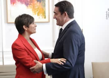Saludo entre Isabel Rodríguez y Juan Carlos Suárez-Quiñones en la Conferencia Sectorial de Vivienda. / Juan Lázaro