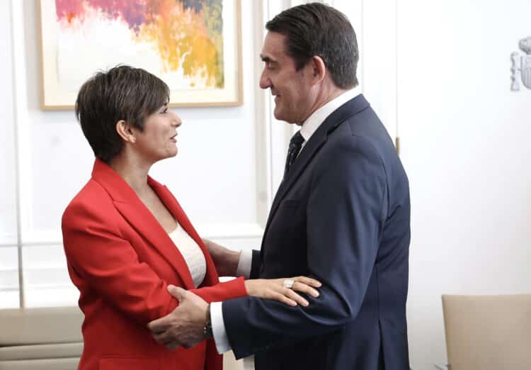 Saludo entre Isabel Rodríguez y Juan Carlos Suárez-Quiñones en la Conferencia Sectorial de Vivienda. / Juan Lázaro