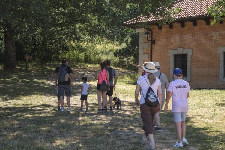 Visitantes en el Centro Nacional de Educación Ambiental (CENEAM) en una fotografía de archivo / KAMARERO