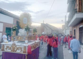 Procesión de la imagen de la Virgen del Desprecio por las calles del pueblo. / Ayuntamiento de Martín Muñoz de las Posadas